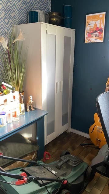 Witte kast met legplanken gratis