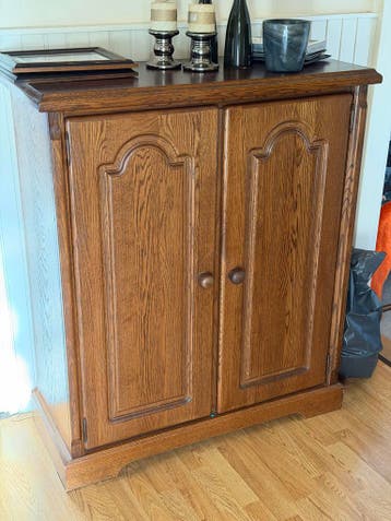 Houten kastje met 2 deuren en 3 planken