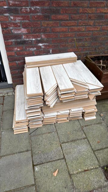 Laminaat vloer visgraat lichtgrijs 35m2 delen beschadigd.