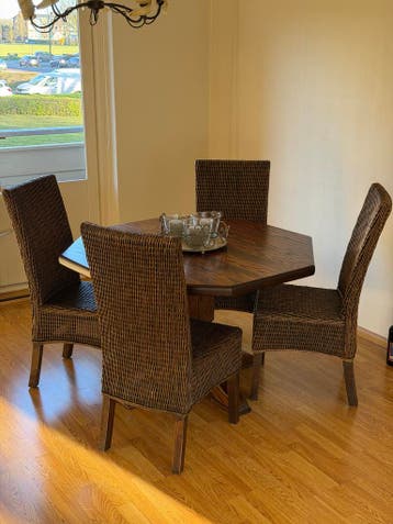 Zeshoekige eettafel met 4 rieten stoelen