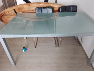 Bank, fautuil en tafel. Gratis ophalen!