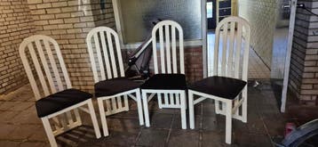 Set van 4 witte stoelen met zwarte zitting