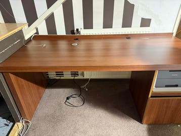 Ruim bruin bureau met extra lade blokken.