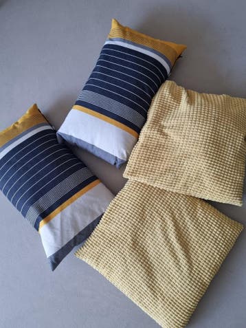 Set van 4 kussens: 2 gestreepte en 2 gele wafelkussens
