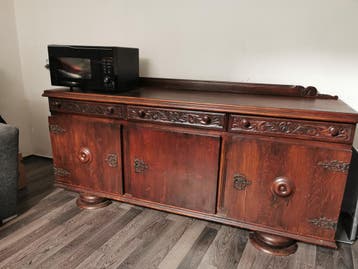 Antieke buffetkast - hout met sierlijk snijwerk