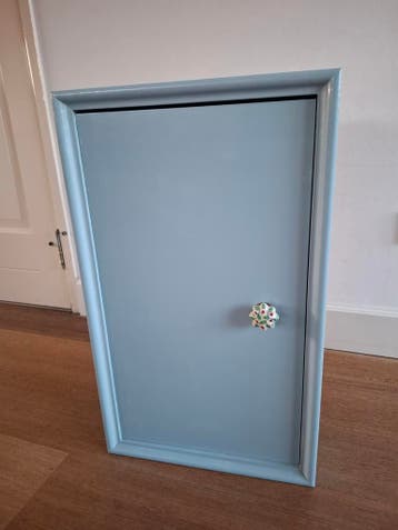 Lichtblauwe kastje met plank