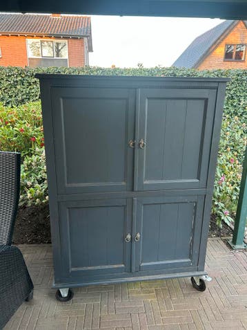 Donkergrijze kast op wieltjes