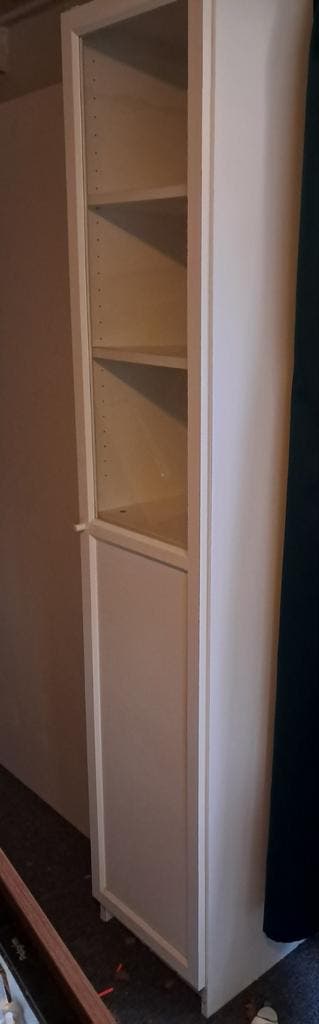 Gratis witte vitrinekast - 2.00m hoog, 40cm breed