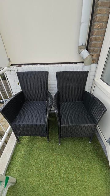 Twee zwarte stoelen