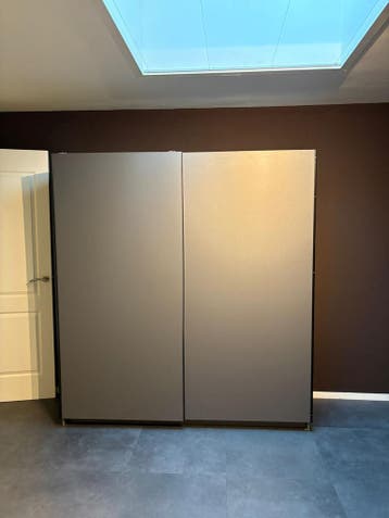 Grijze kledingkast met schuifdeuren