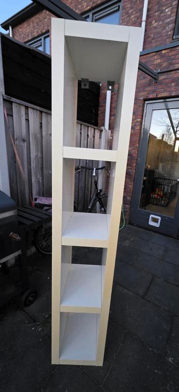Witte Ikea vakkenkast gratis af te halen