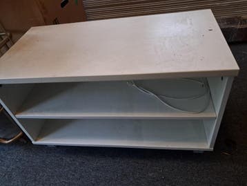 Gratis TV-kastje, past bij vitrinekast