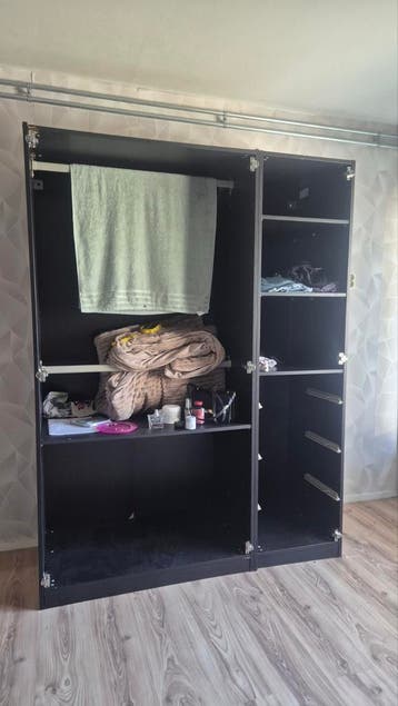 Grote donkerbruine kast