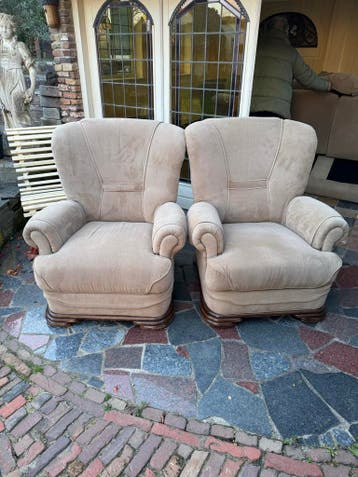 GRATIS Twee beige relaxstoelen
