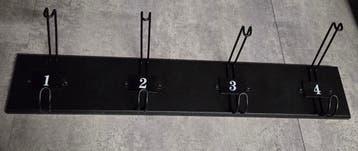Zwarte wandkapstok met 4 haken - Gratis af te halen