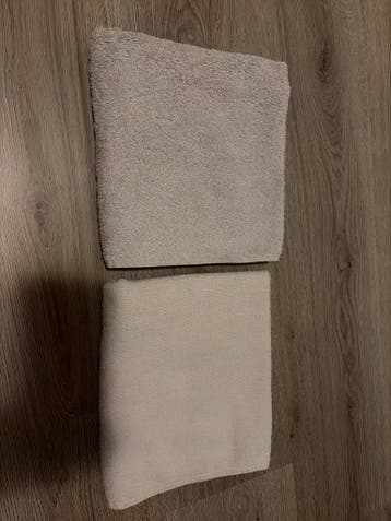 Twee witte handdoeken 50x90