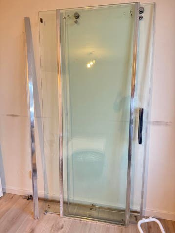 Gratis: Glazen douchewand met schuifdeur