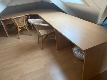 Groot buro in delen.