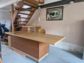 Gratis!! Groot bureau/ balie/ werkplek/ receptie