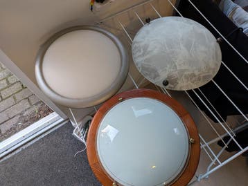 Drie plafondlampen, verschillende stijlen