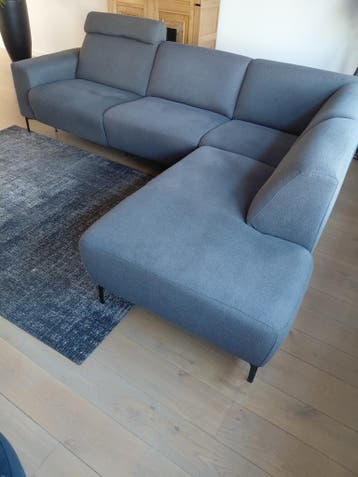 Moderne hoekbank met relaxfunctie.