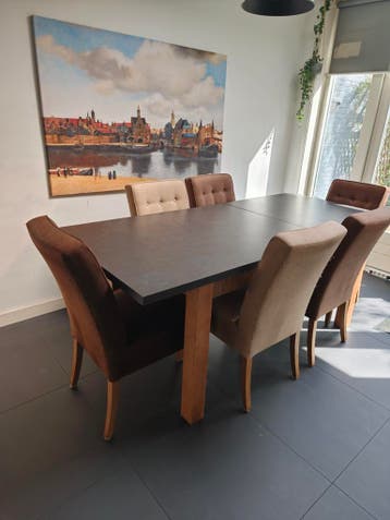 Tafel met zes stoelen