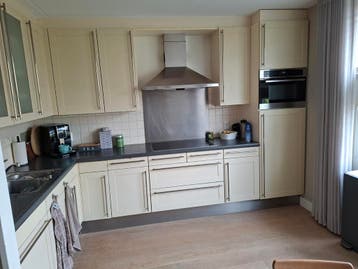 Gebruikte hoekkeuken met inbouwapparatuur