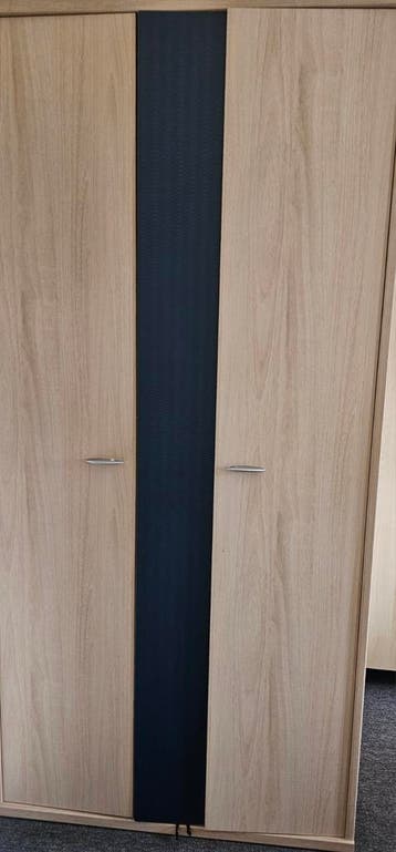 Kledingkast met 2 deuren en donkerblauw accent