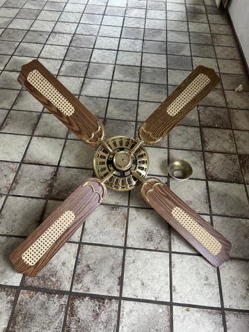 Plafondventilator met houten bladen