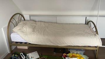 Gratis af te halen metalen bed, goud geverfd