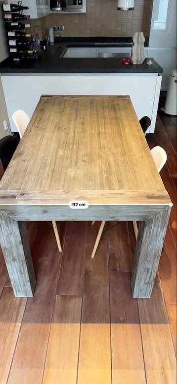 Mooie houten eettafel - Ideaal voor uw nieuwe woning!