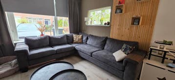 GRATIS: mooie, comfortabele donkergrijze bank