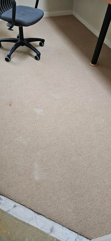 Restanten beige vloerbedekking