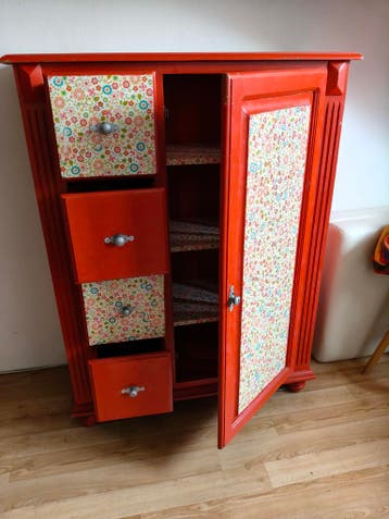 Rode kledingkast met bloemenprint