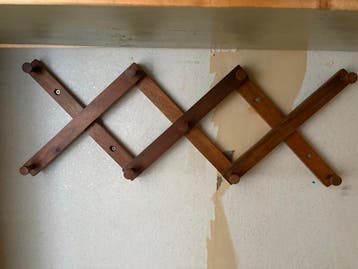 Uitschuifbare houten rekje / kapstok