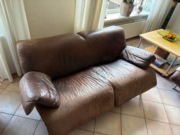 2 Bruine leren tweezitsbanken GRATIS