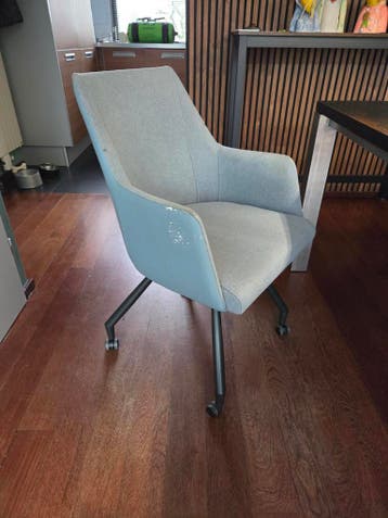 6 stoelen op wieltjes, met gebruiksporen