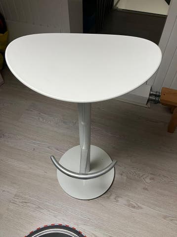2 moderne witte barkrukken bv bij kookeiland of hoge tafel