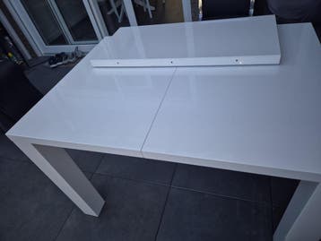 Witte uitschuifbare eettafel met 4 stoelen