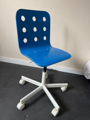 Blauwe kinderbureaustoel met wieltjes