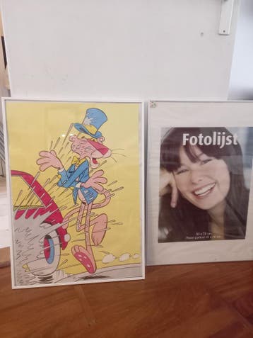 Twee fotolijsten, wit en zilverkleurig  50  bij  70