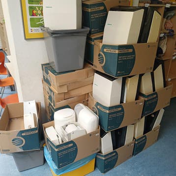 Gebruikte handdoek- en toiletrolhouders, zeepdispensers