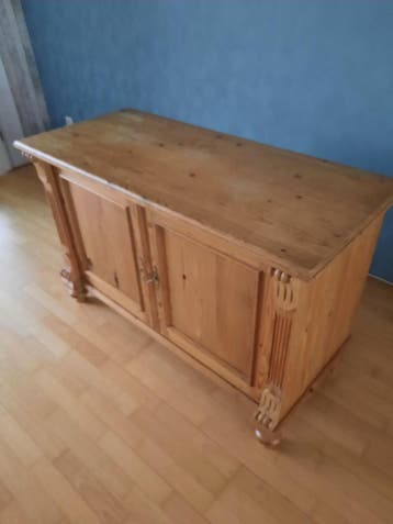 Massief houten dressoir/kast met opbergruimte