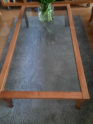 Salontafel met glazen blad en houten frame