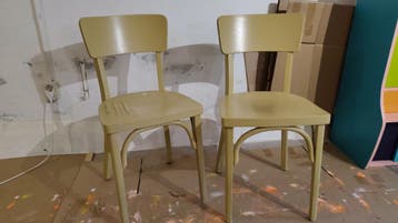 2 stoelen, waarvan één met waterschade - gratis af te halen