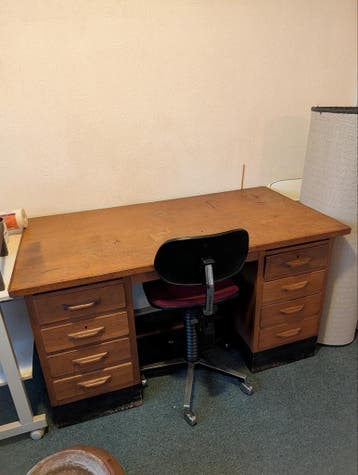 Robuust houten bureau met lades - Ideaal voor thuiskantoor