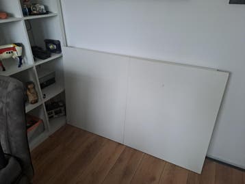 Witte eettafel met houten onderstel