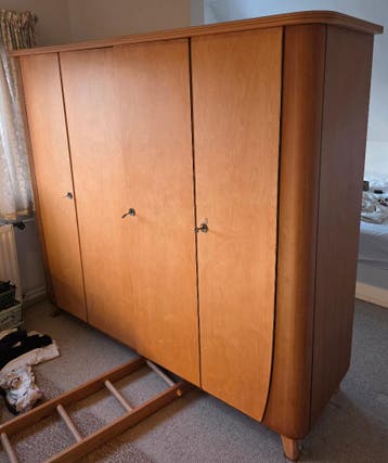 kledingkast van hout, helemaal gratis op te halen!