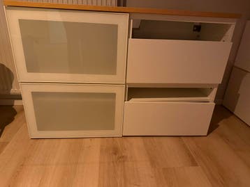 Besta kast, bestaat uit 2 delen en los meubelpaneel