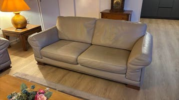Prachtig leren bankstel. 2 banken en 1 hocker